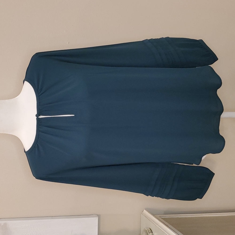 🎉HP🎉Ann Taylor NWT Size Med Green Long Sleeve Top w/ Front Button Detail! 💚
